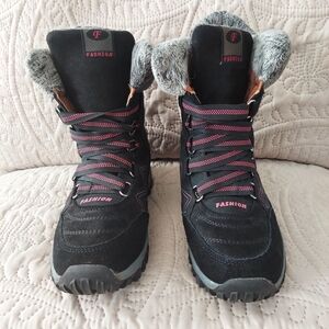 Womans waterproof fur lined anti slip rubber sole boots Size euro 39 us 8